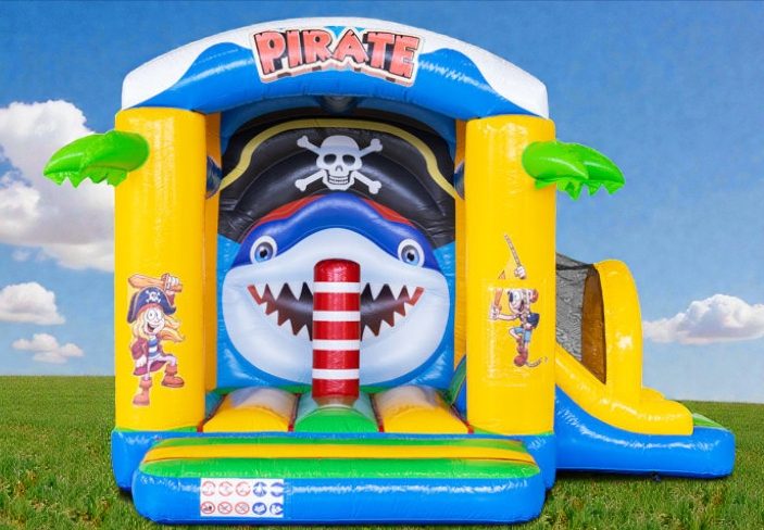 Hüpfburg Pirat Piraten-Themen Hüpfburg mit Hai und Rutsche auf grünem Rasen.