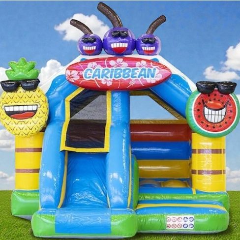 Hüpfburg Karibik Buntes Hüpfburg-Design mit tropischen Früchten und Sonnenbrillen im Karibik-Stil.