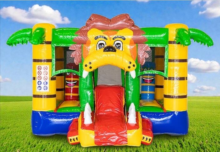 Hüpfburg Löwe Bunte Hüpfburg in Form eines Löwen mit Rutsche und Palmen.