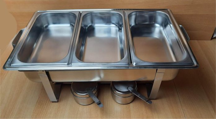 Edelstahlbuffet mit drei Behältern und zwei zusätzlichen Behältern darunter.