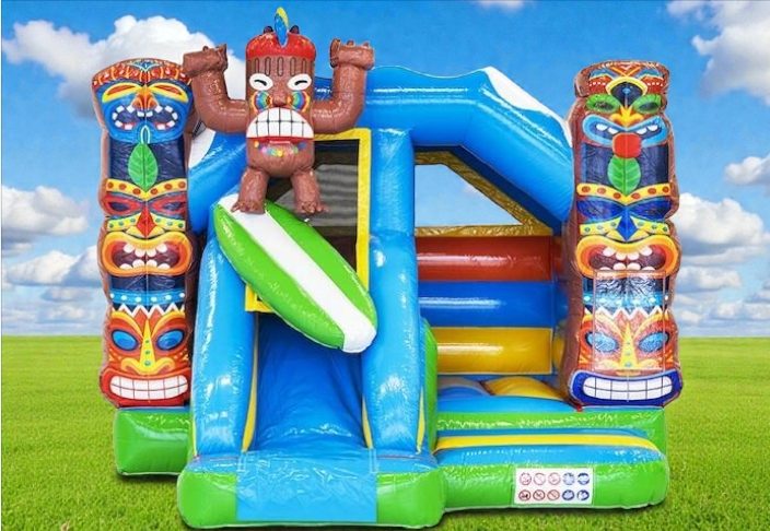 Hüpfburg Dschungel Buntes Hüpfburg-Design mit Tiermotiven wie Löwe, Zebra und Leopard.