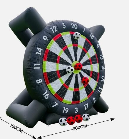 Fußball Dart Aufblasbare Dartscheibe mit Fußballmotiven in schwarz, rot und grün, mit abgerundeten Kanten.