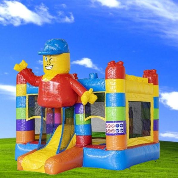 Bunte Hüpfburg mit einem Baustein Charakter und Rutschbahn.