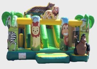 Buntes Hüpfburg-Design mit Tiermotiven wie Löwe, Zebra und Leopard.